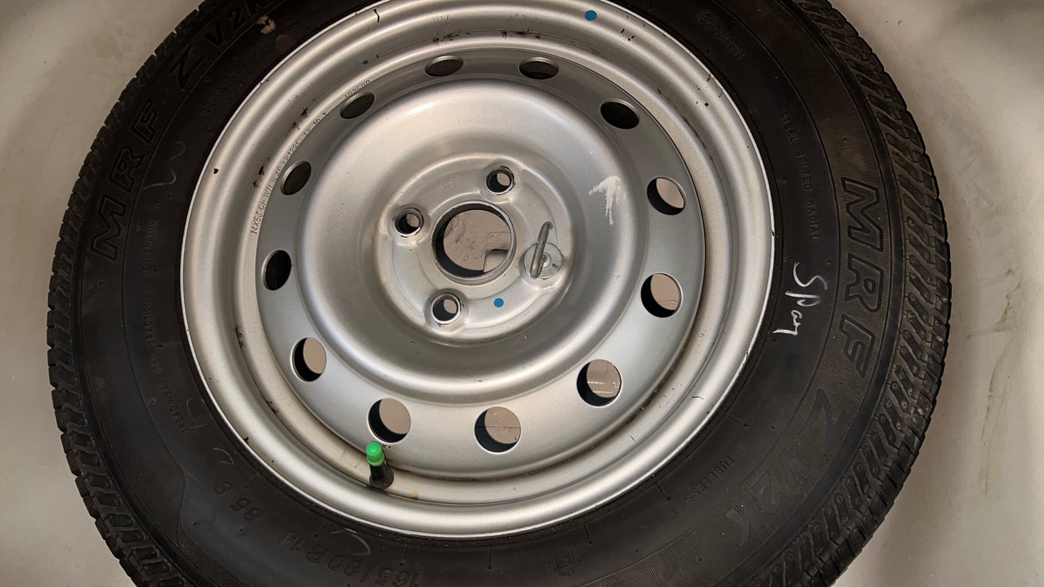 Used 2014 Maruti Suzuki Swift LXi Petrol Manual tyres SPARE TYRE VIEW