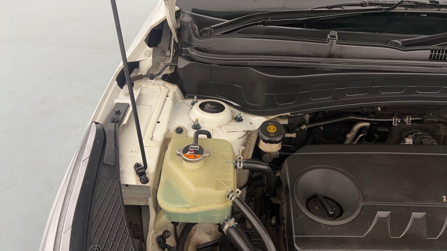 Used 2020 Kia Seltos GTX Plus DCT 1.4 Petrol Automatic engine ENGINE RIGHT SIDE HINGE & APRON VIEW