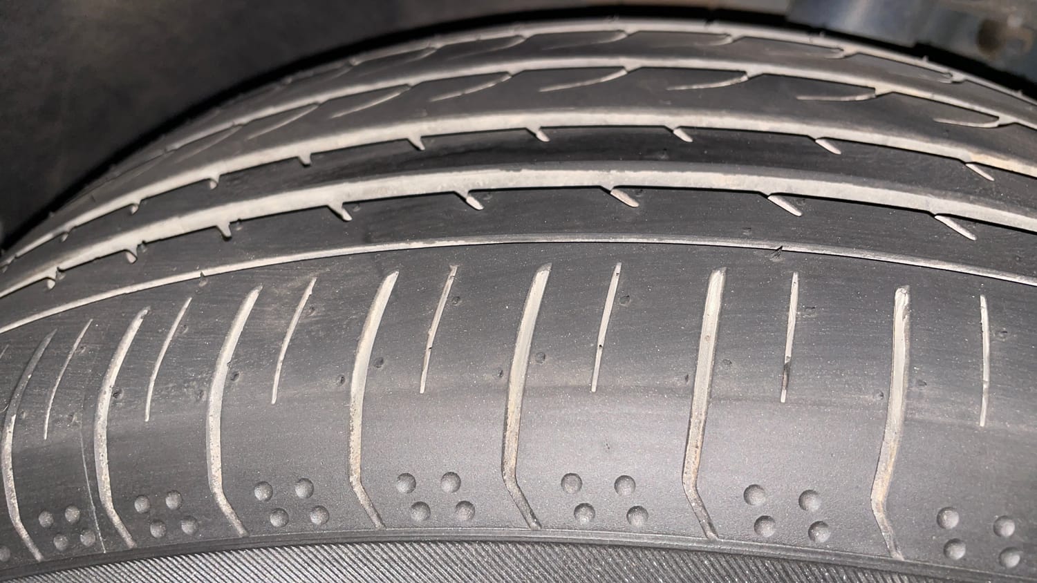 Used 2022 Mahindra XUV700 AX 7 Diesel MT 7 STR Diesel Manual tyres LEFT FRONT TYRE TREAD VIEW
