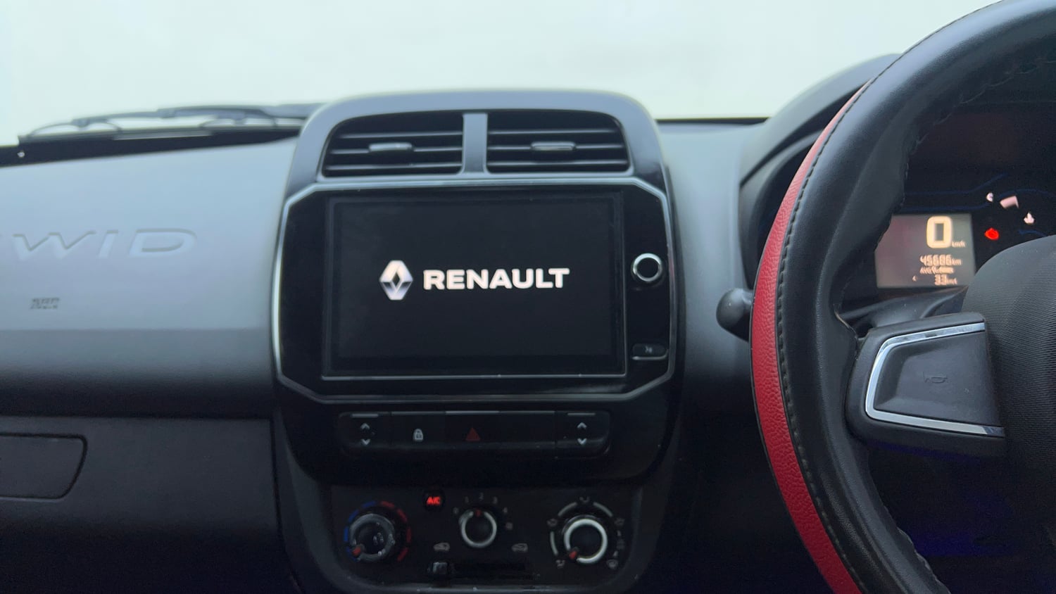 Used 2020 Renault Kwid 1.0 RXT Opt Petrol Manual top_features Integrated (in-dash) music system