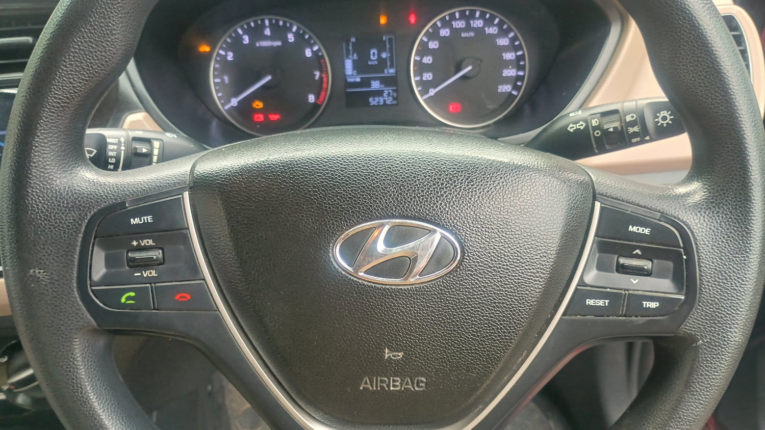 Used 2018 Hyundai Elite i20 Sportz 1.2 Petrol Manual top_features Steering mounted controls