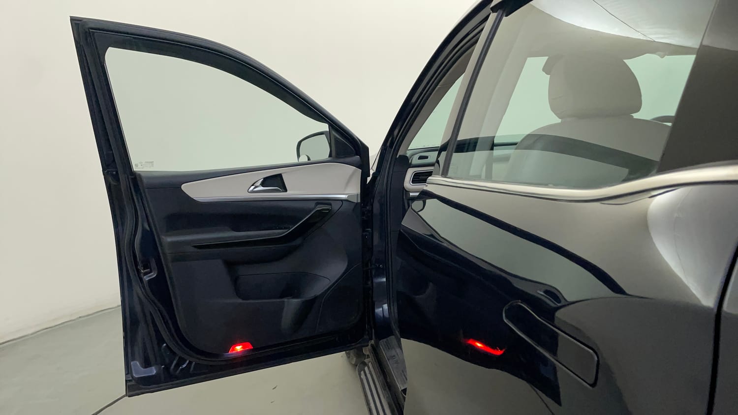 Used 2022 Mahindra XUV700 AX 7 Diesel MT 7 STR Diesel Manual interior LEFT FRONT DOOR OPEN VIEW