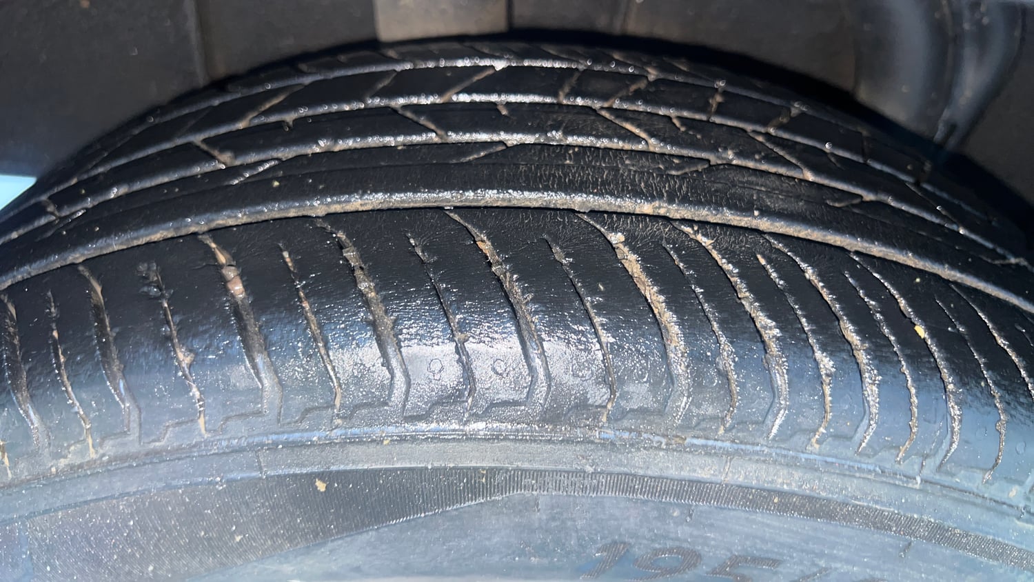 Used 2021 Nissan Magnite XV Premium Turbo CVT Petrol Automatic tyres RIGHT REAR TYRE TREAD VIEW
