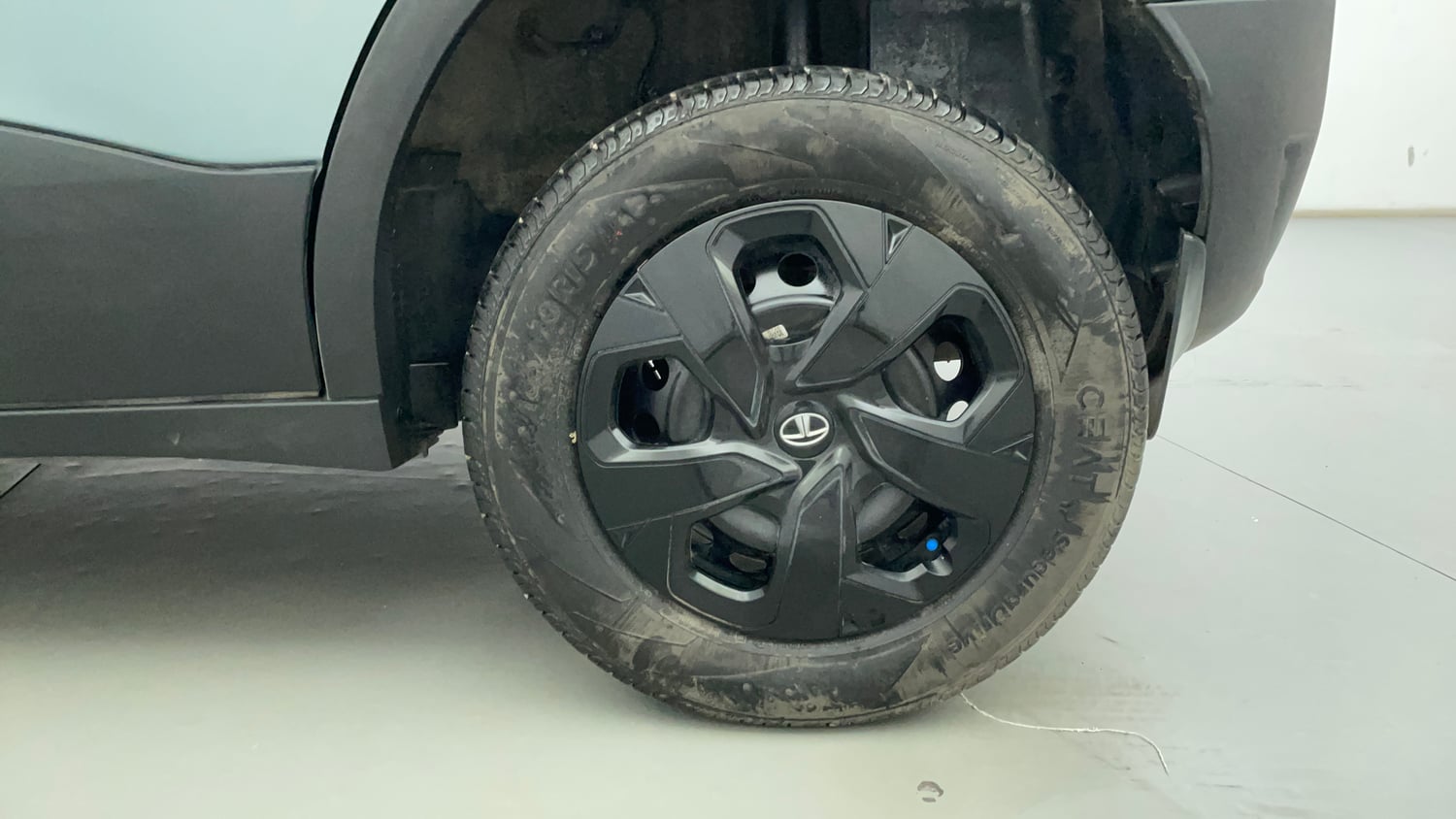 Used 2023 Tata Punch Adventure Rhythm Pack MT Petrol Manual tyres LEFT REAR TYRE RIM VIEW