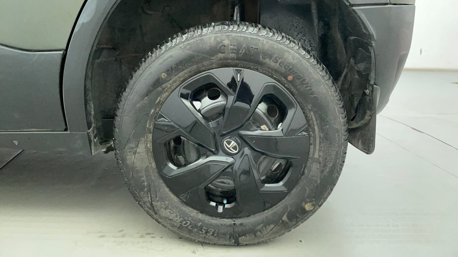 Used 2023 Tata Punch Camo Adventure Rhythm AMT Petrol Automatic tyres LEFT REAR TYRE RIM VIEW