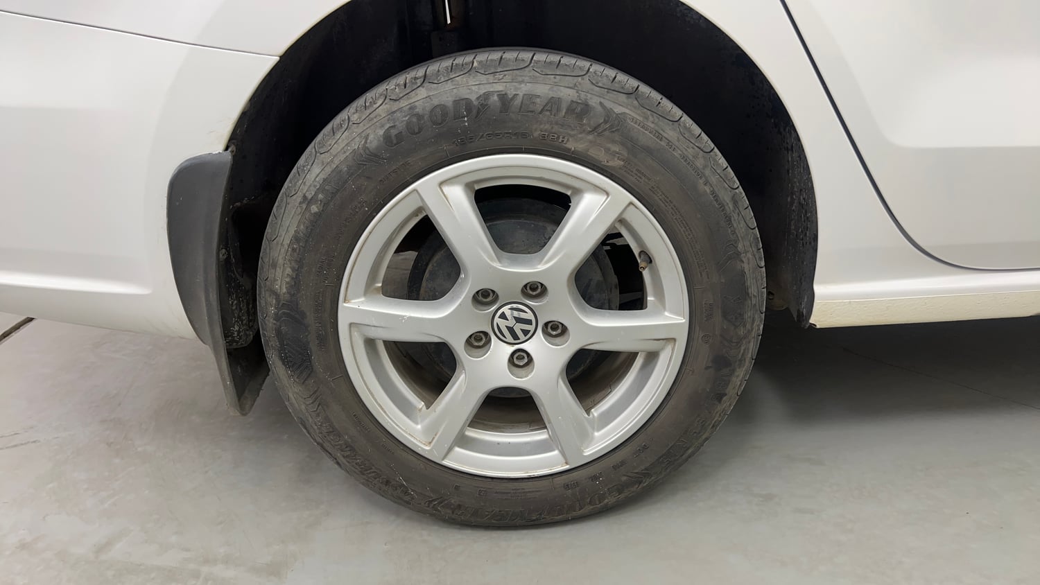 Used 2014 Volkswagen Vento Highline Petrol Petrol Manual tyres RIGHT REAR TYRE RIM VIEW