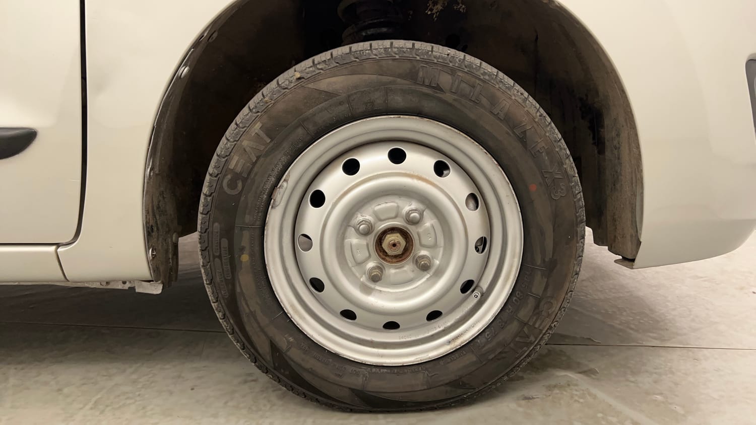 Used 2014 Maruti Suzuki Wagon R LXI CNG Cng Manual tyres RIGHT FRONT TYRE RIM VIEW