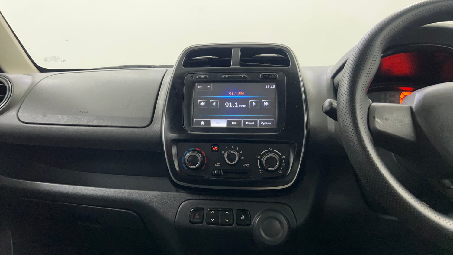 Used 2016 Renault Kwid RXT Petrol Manual interior MUSIC SYSTEM & AC CONTROL VIEW