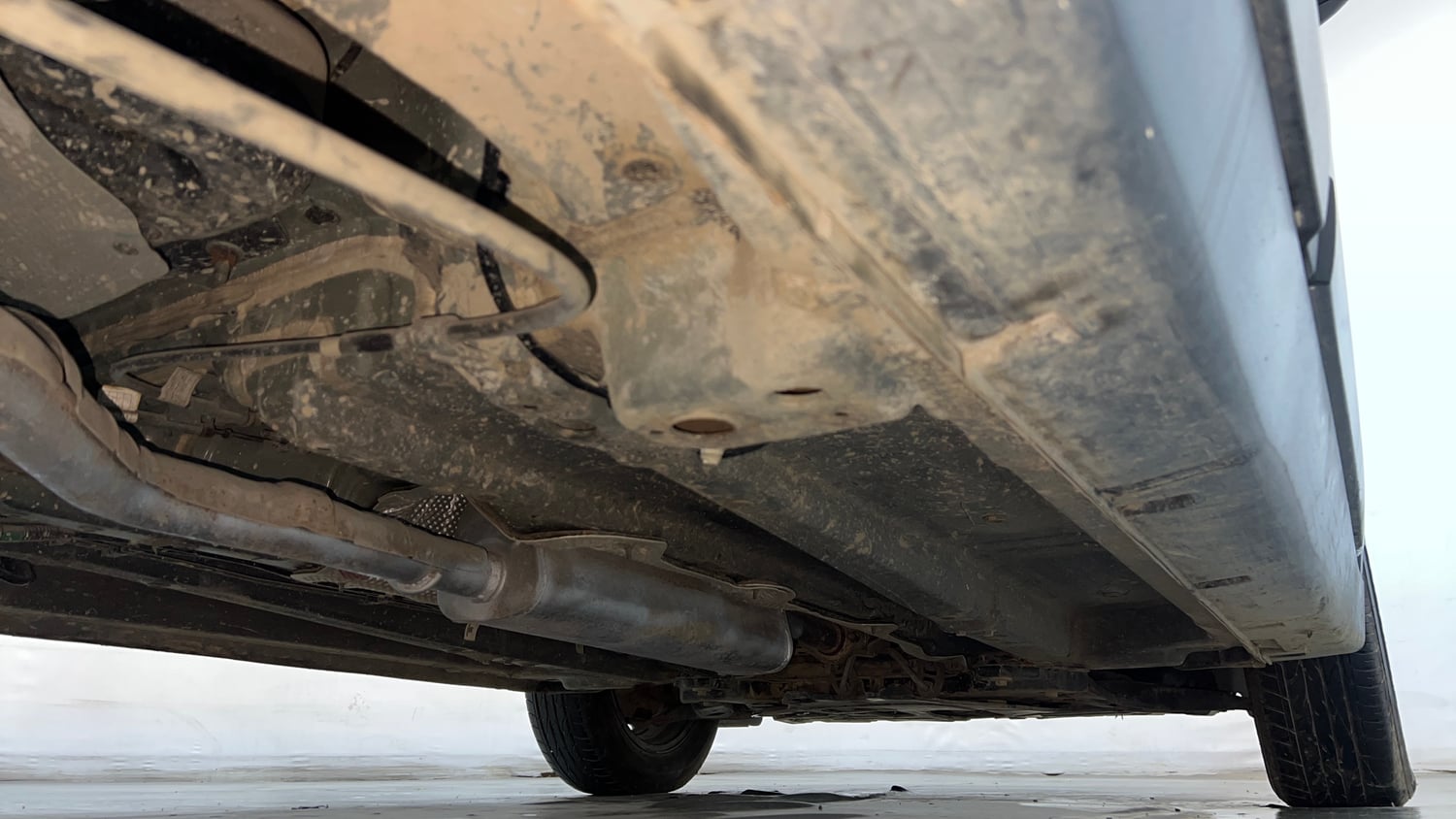 Used 2022 Mahindra XUV 300 W8 (O) 1.2 Petrol AMT Petrol Automatic extra REAR RIGHT UNDERBODY VIEW