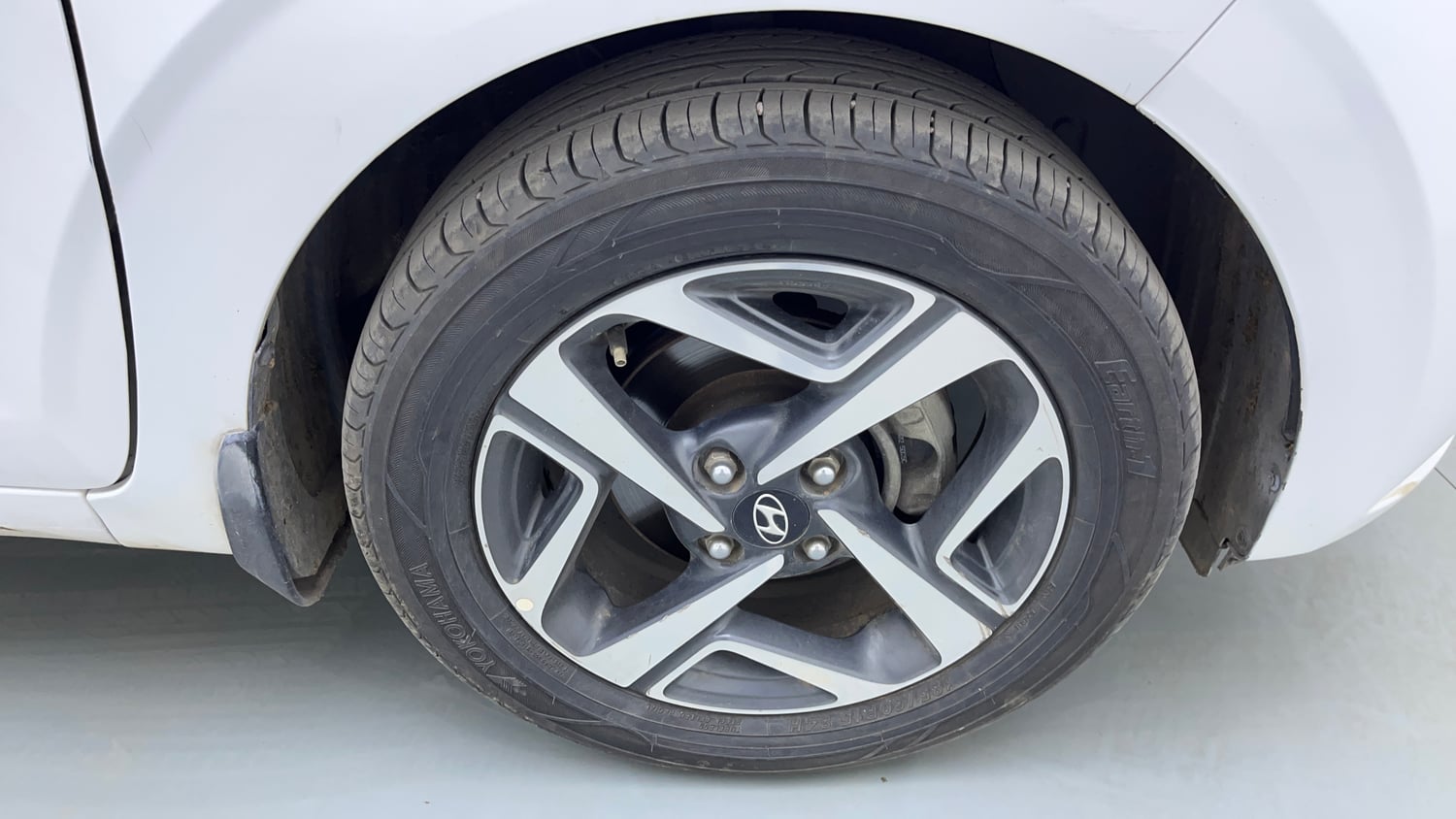 Used 2021 Hyundai Aura SX Plus 1.2 AMT Petrol Petrol Automatic tyres RIGHT FRONT TYRE RIM VIEW