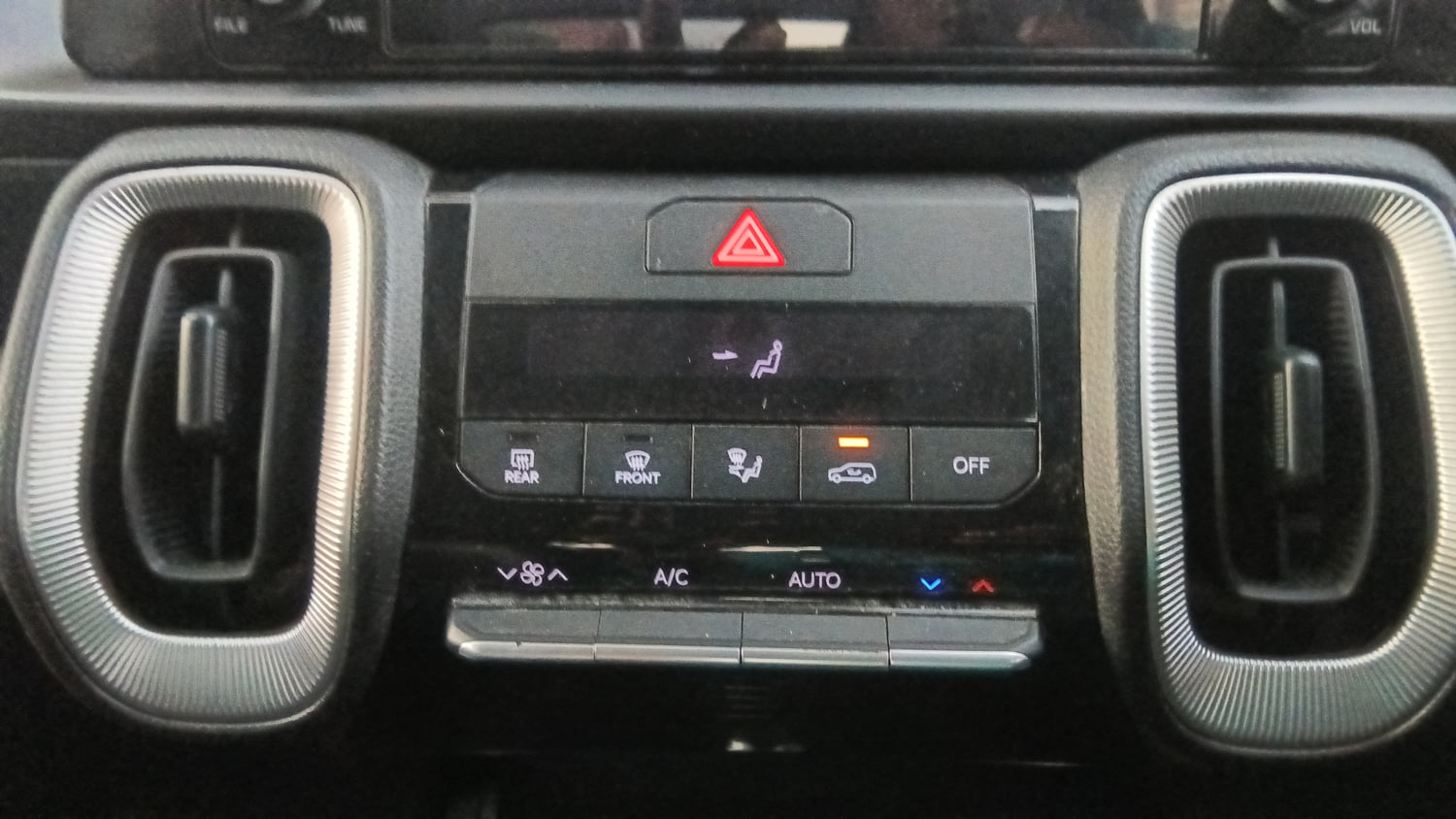Used 2025 Kia Sonet HTK Plus (O) 1.2 Petrol MT Petrol Manual interior MUSIC SYSTEM & AC CONTROL VIEW