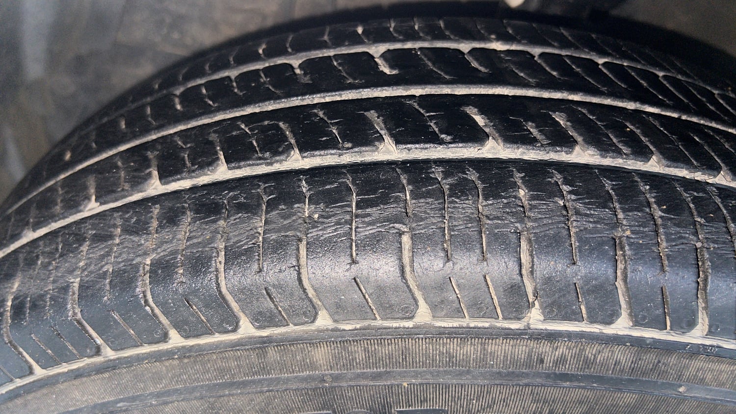 Used 2014 Maruti Suzuki Swift LXi Petrol Manual tyres LEFT FRONT TYRE TREAD VIEW