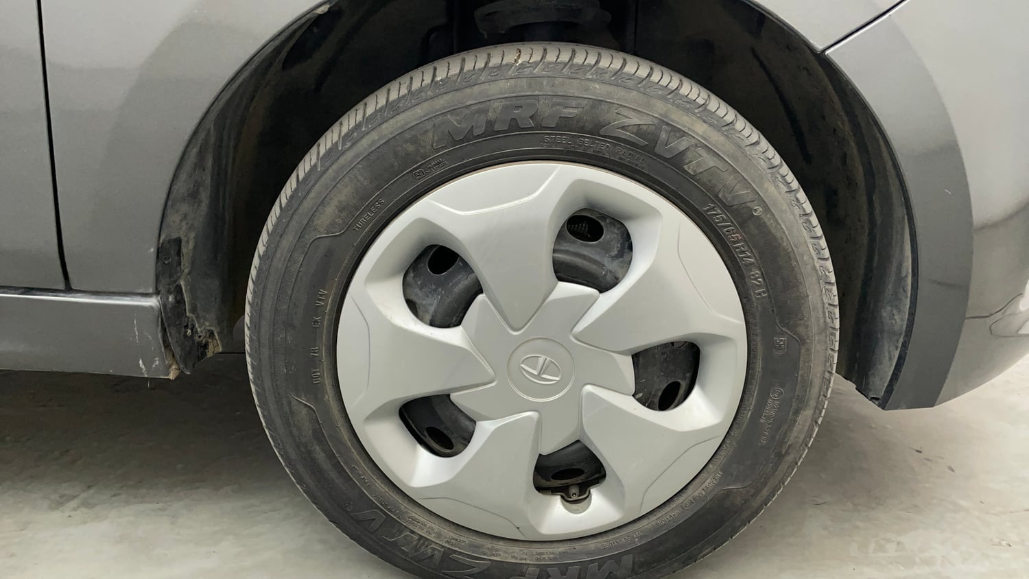 Used 2023 Tata Tiago XT (O) Petrol Manual tyres RIGHT FRONT TYRE RIM VIEW