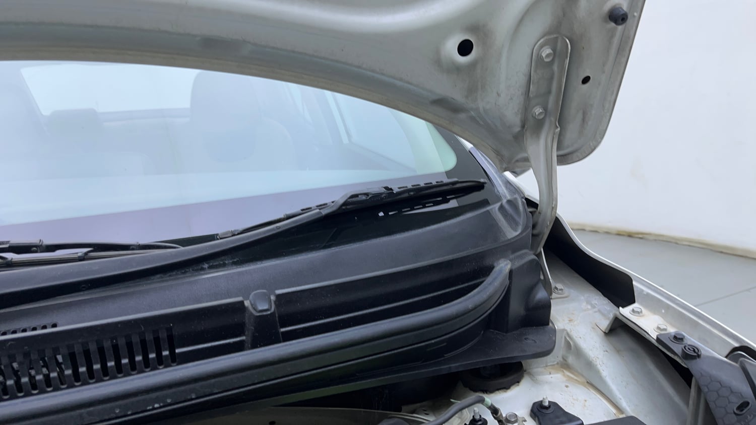 Used 2021 Hyundai Aura SX Plus 1.2 AMT Petrol Petrol Automatic engine ENGINE LEFT SIDE HINGE & APRON VIEW