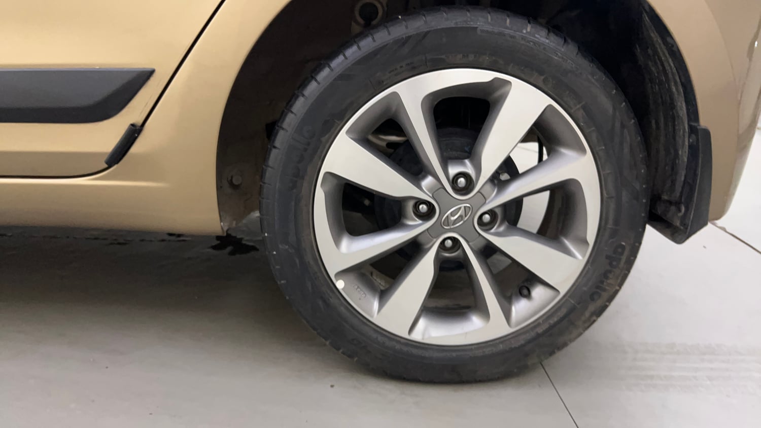Used 2015 Hyundai Elite i20 Asta 1.2 Petrol Manual tyres LEFT REAR TYRE RIM VIEW