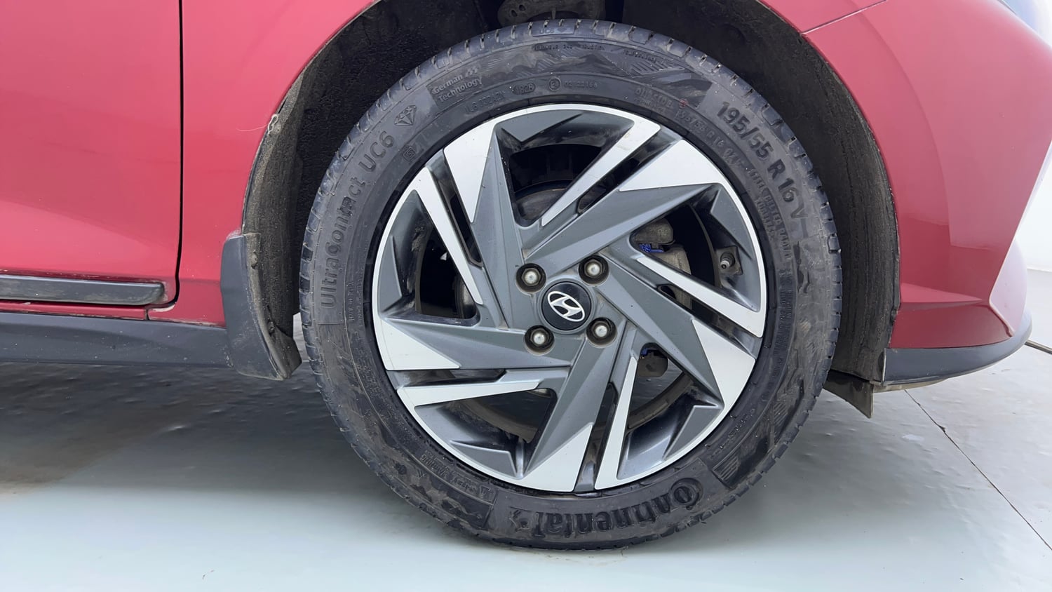 Used 2022 Hyundai i20 Asta (O) 1.2 IVT Petrol Automatic tyres RIGHT FRONT TYRE RIM VIEW