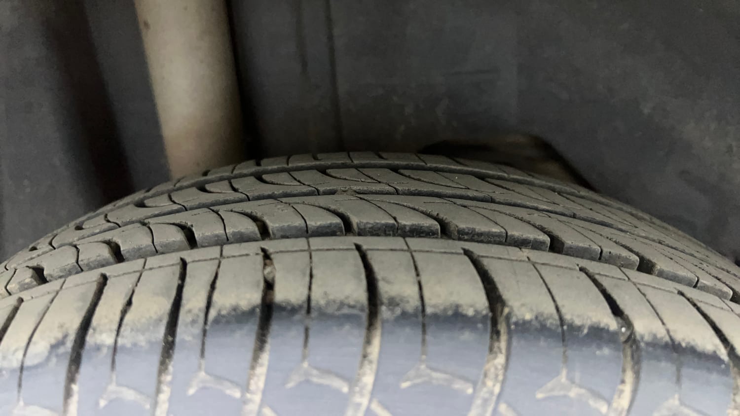 Used 2016 Ford Figo Titanium Plus 1.2 Ti-VCT Petrol Manual tyres RIGHT REAR TYRE TREAD VIEW
