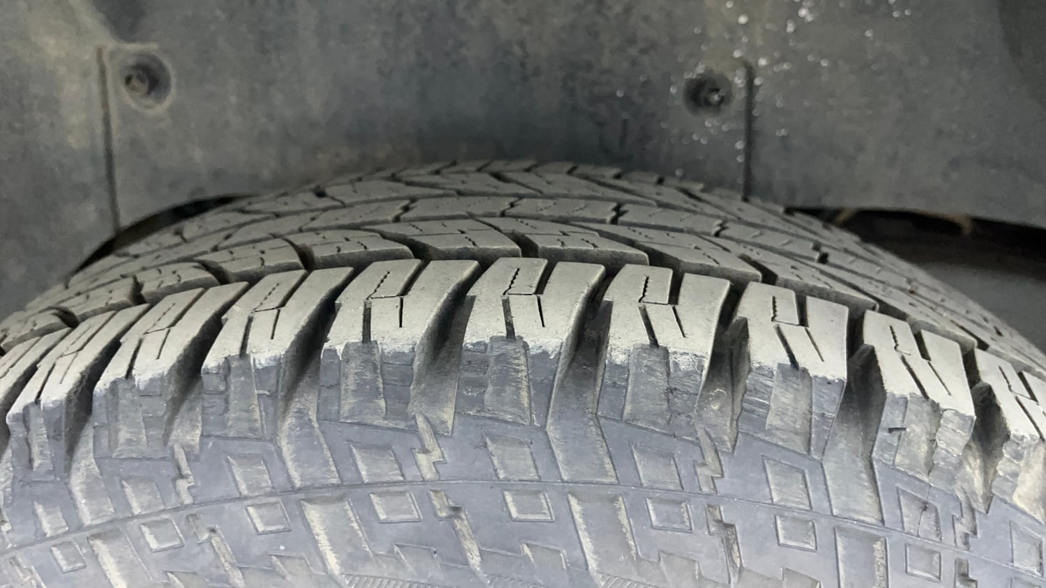 Used 2016 Mahindra TUV300 T8 Diesel Manual tyres RIGHT REAR TYRE TREAD VIEW