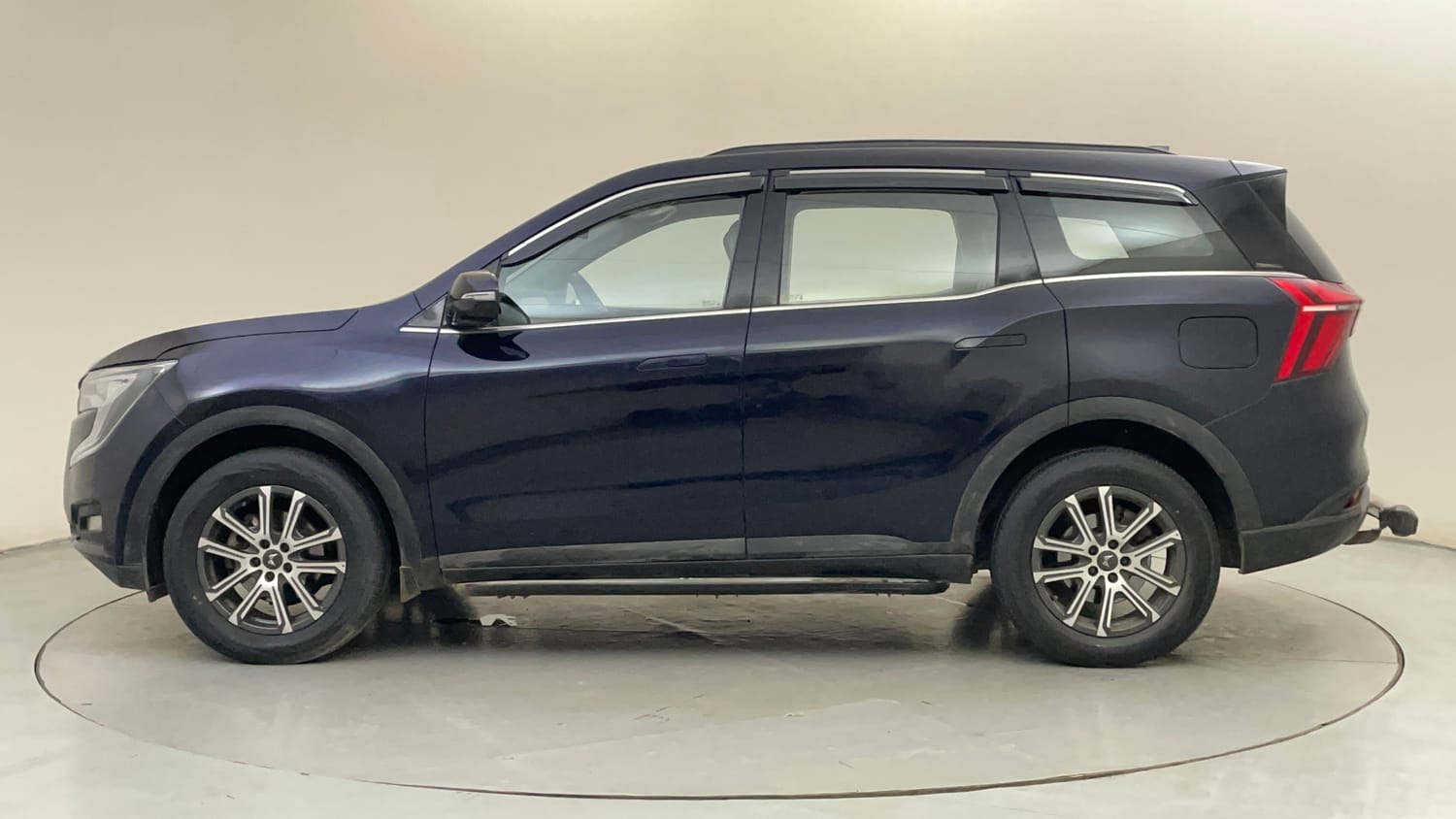 Used 2022 Mahindra XUV700 AX 7 Diesel MT 7 STR Diesel Manual exterior LEFT SIDE VIEW