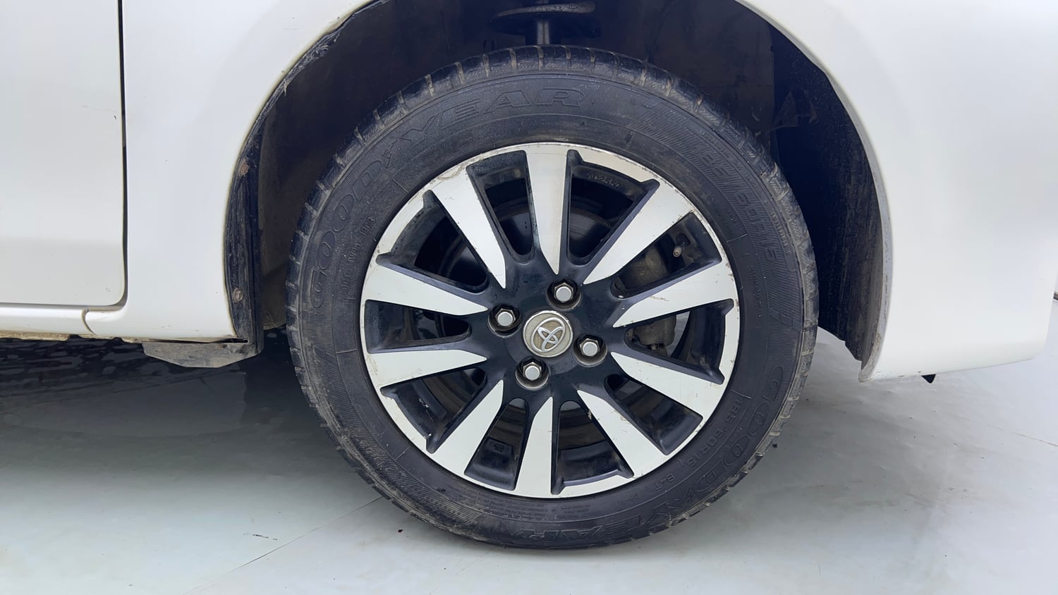 Used 2016 Toyota Etios Liva V Petrol Manual tyres RIGHT FRONT TYRE RIM VIEW