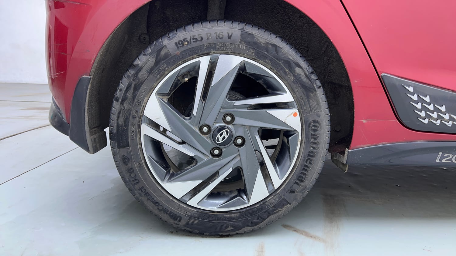 Used 2022 Hyundai i20 Asta (O) 1.2 IVT Petrol Automatic tyres RIGHT REAR TYRE RIM VIEW