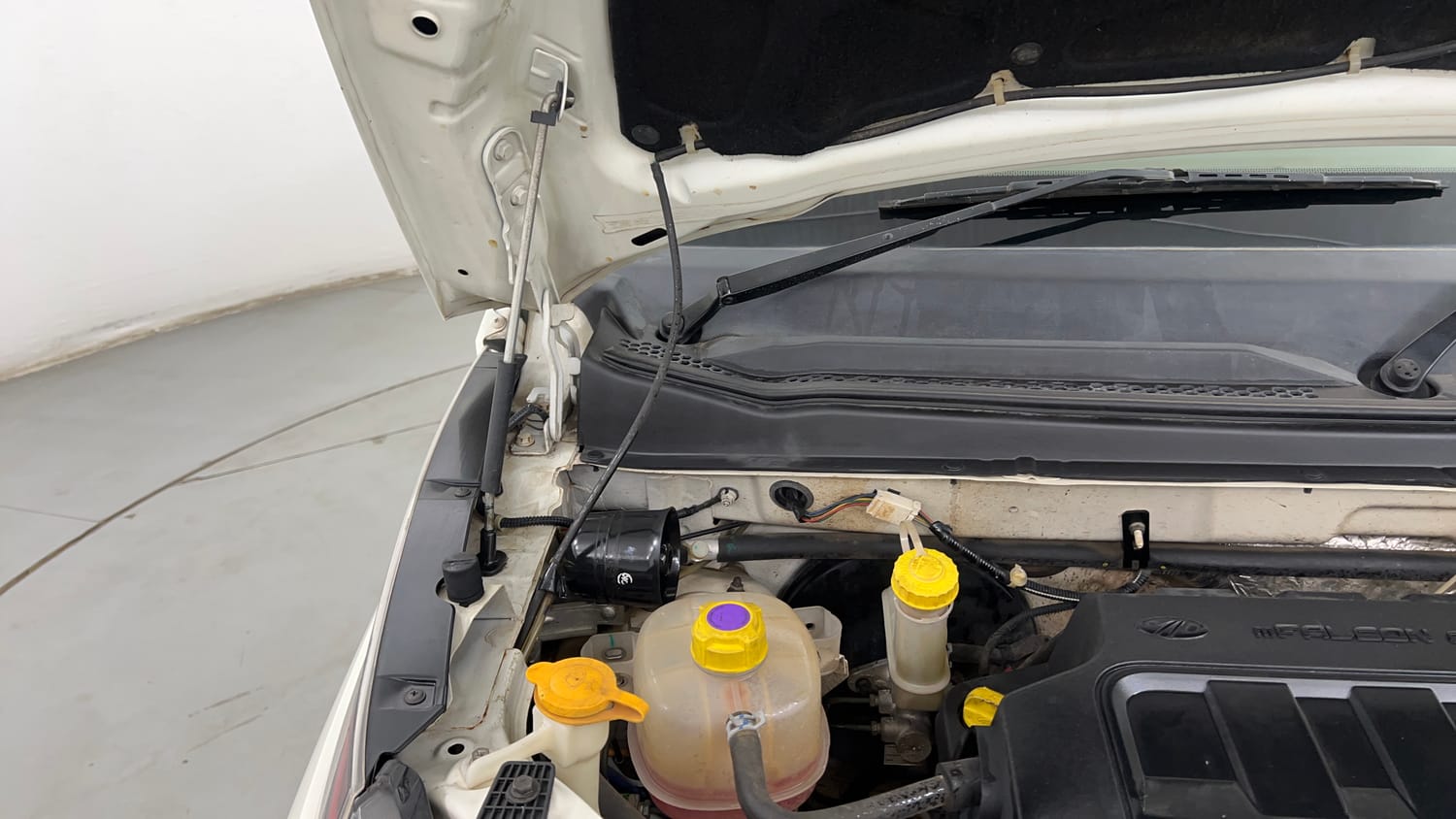 Used 2016 Mahindra KUV100 K8 6 STR Petrol Manual engine ENGINE RIGHT SIDE HINGE & APRON VIEW