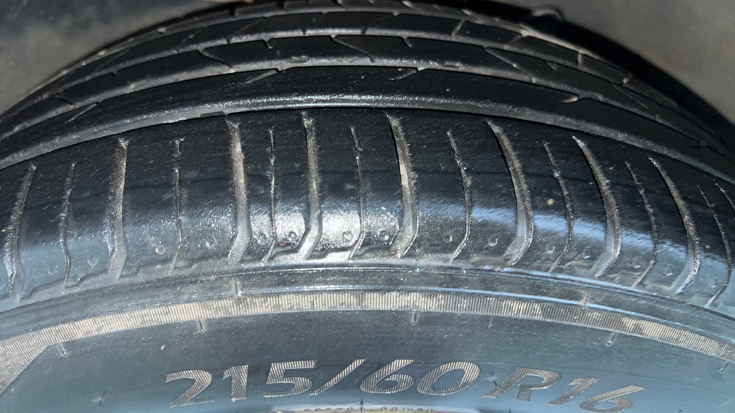 Used 2022 Hyundai Venue S (O) 1.0 Turbo DCT Petrol Automatic tyres LEFT FRONT TYRE TREAD VIEW