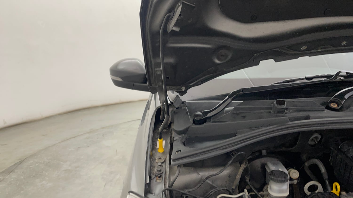Used 2023 Tata Tiago XT (O) Petrol Manual engine ENGINE RIGHT SIDE HINGE & APRON VIEW