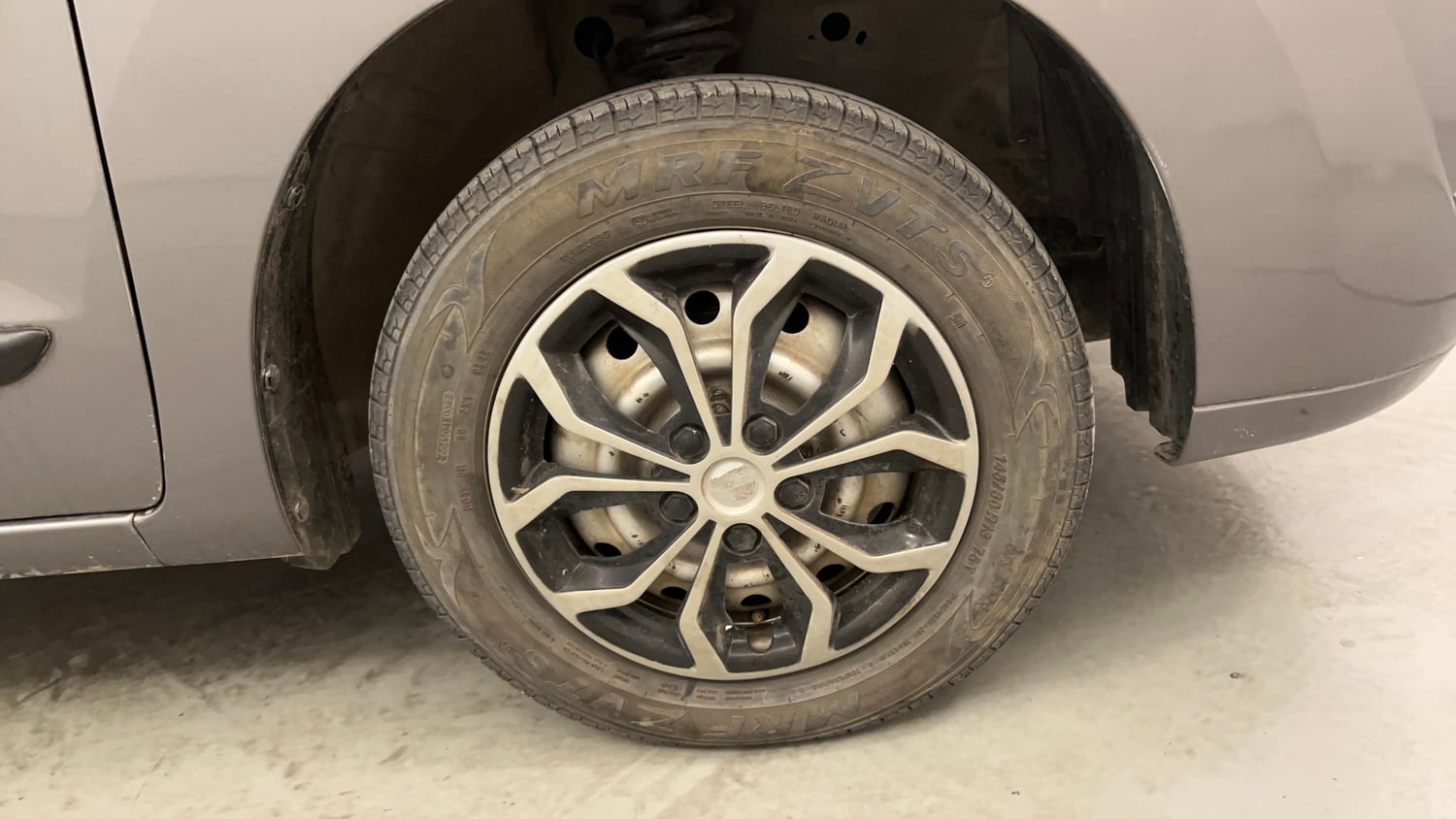 Used 2012 Maruti Suzuki Wagon R LXi Petrol Manual tyres RIGHT FRONT TYRE RIM VIEW