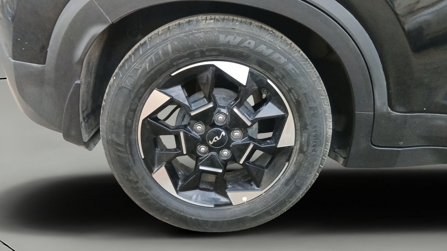 Used 2025 Kia Sonet HTK Plus (O) 1.2 Petrol MT Petrol Manual tyres RIGHT REAR TYRE RIM VIEW