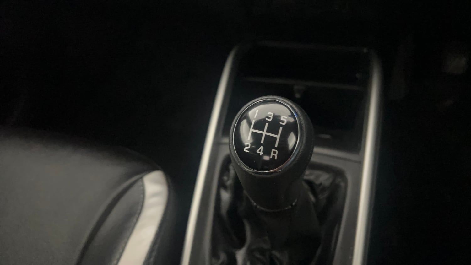 Used 2017 Maruti Suzuki Baleno Zeta 1.3 Diesel Manual interior GEAR  KNOB VIEW
