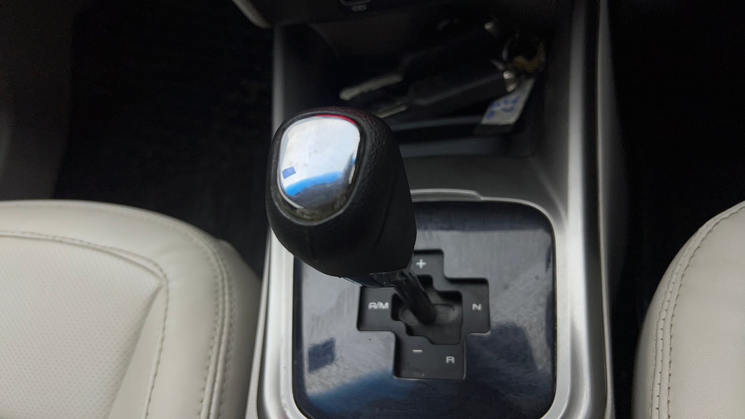 Used 2022 Mahindra XUV 300 W8 (O) 1.2 Petrol AMT Petrol Automatic interior GEAR  KNOB VIEW