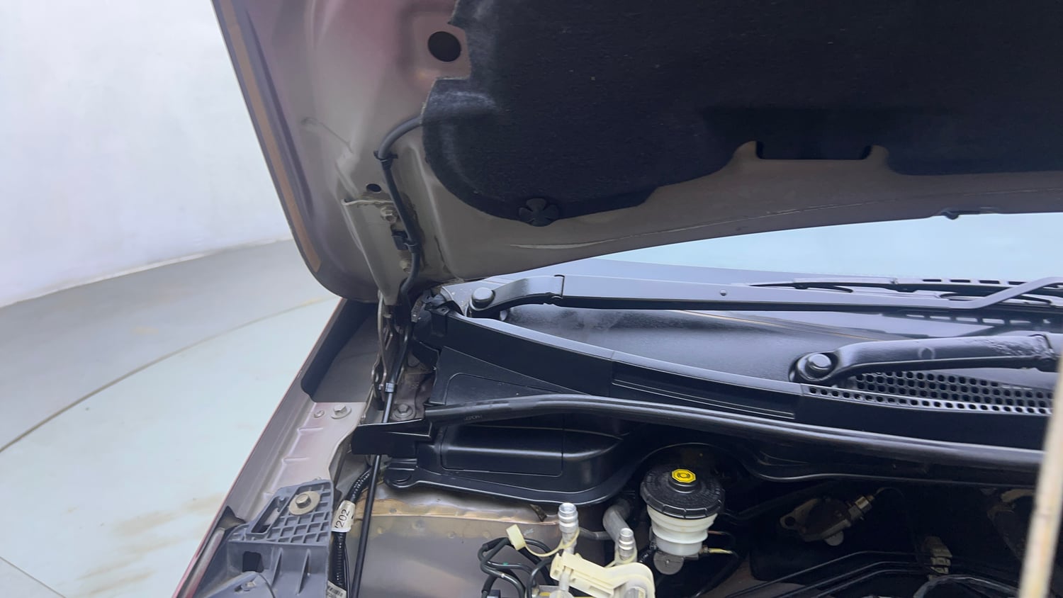 Used 2018 Honda WR-V VX MT Petrol Petrol Manual engine ENGINE RIGHT SIDE HINGE & APRON VIEW