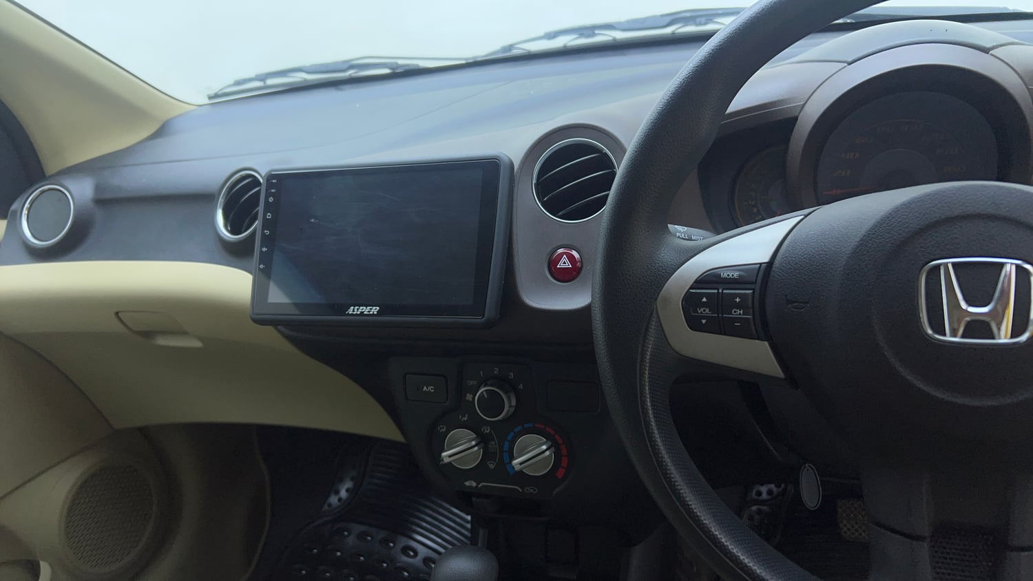 Used 2014 Honda Amaze 1.2 S AT i-VTEC Petrol Automatic top_features Integrated (in-dash) music system