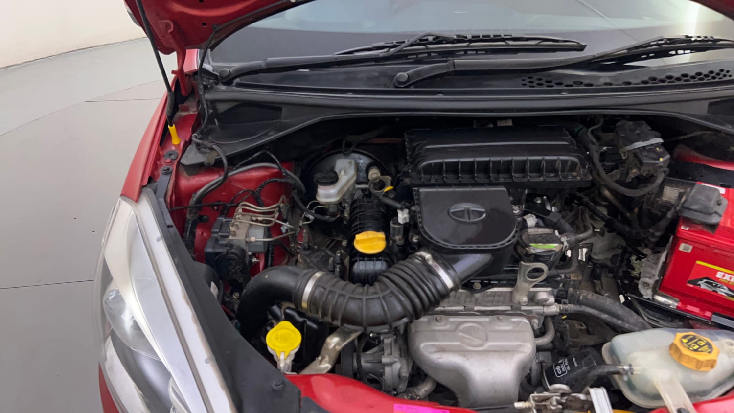 Used 2018 Tata Tiago Revotron XZA Petrol Automatic engine ENGINE RIGHT SIDE HINGE & APRON VIEW