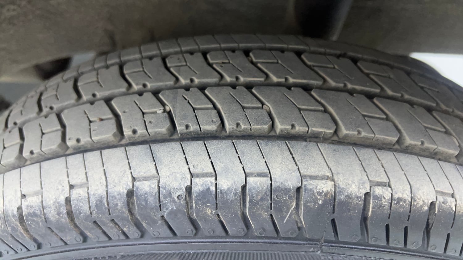 Used 2018 Datsun Redi-GO S 1.0 AMT Petrol Automatic tyres LEFT REAR TYRE TREAD VIEW