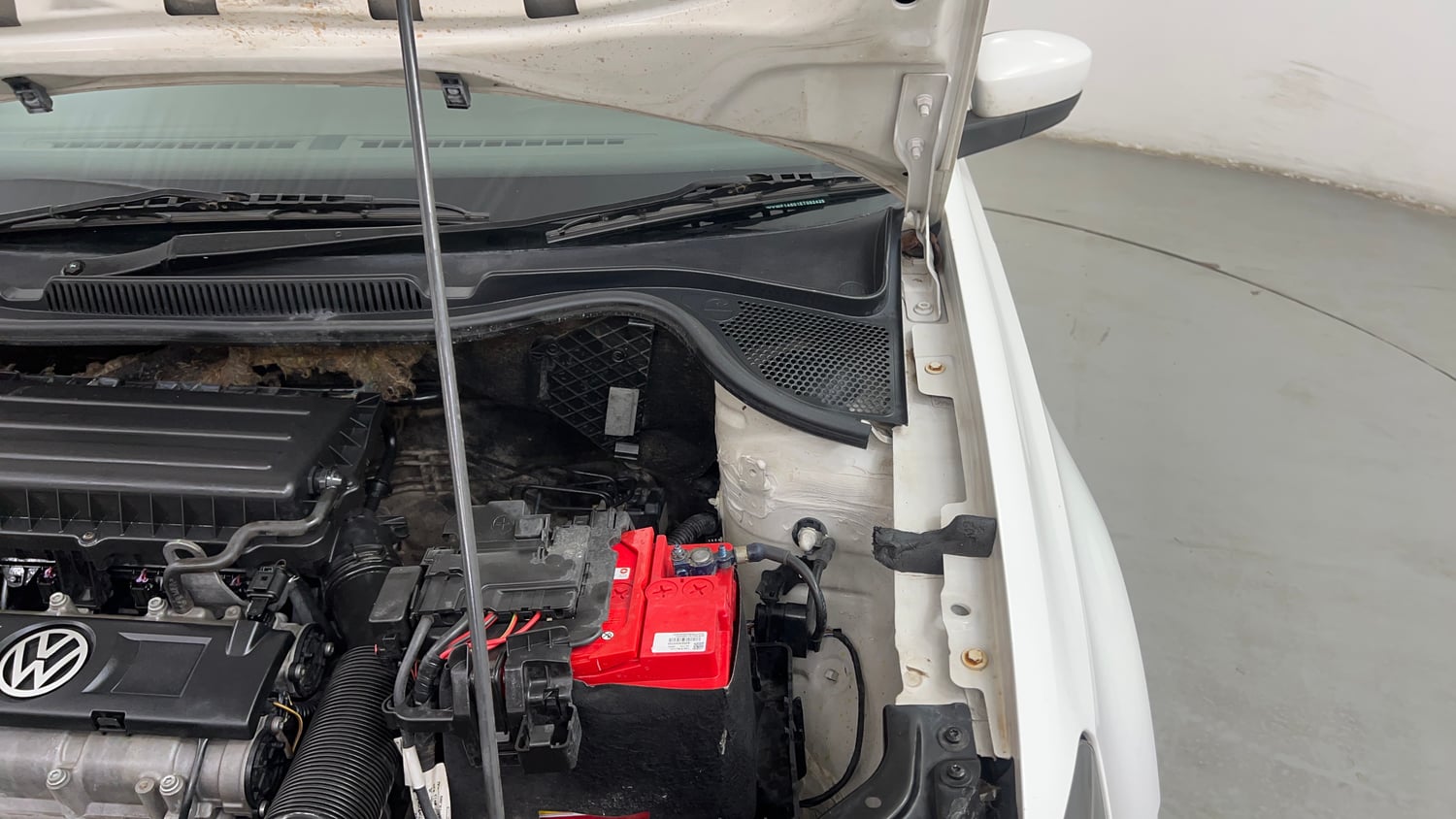 Used 2014 Volkswagen Vento Highline Petrol Petrol Manual engine ENGINE LEFT SIDE HINGE & APRON VIEW