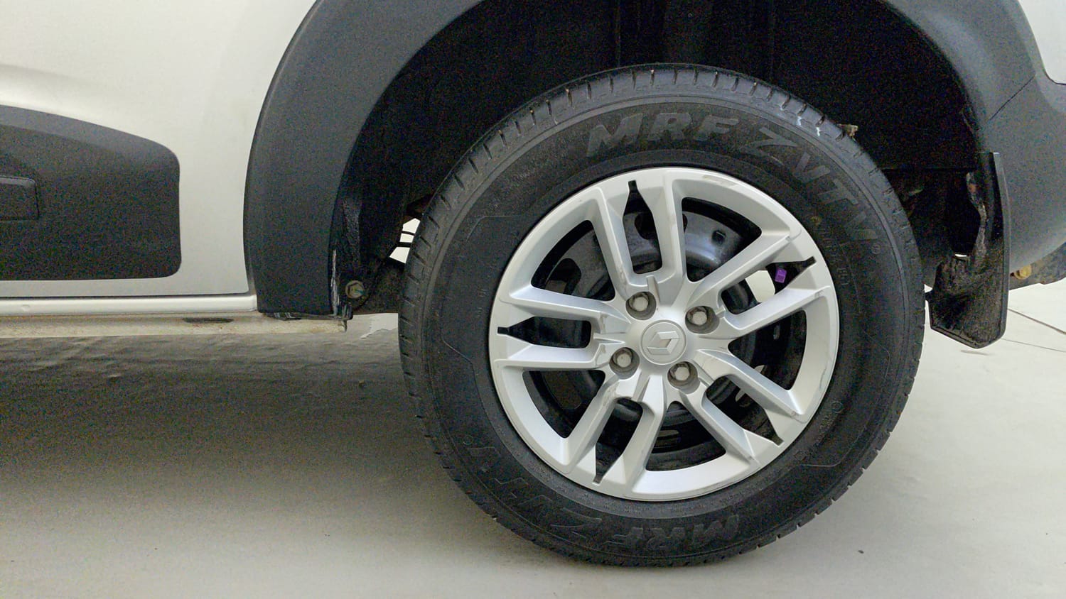Used 2024 Renault Triber RXT Petrol Manual tyres LEFT REAR TYRE RIM VIEW