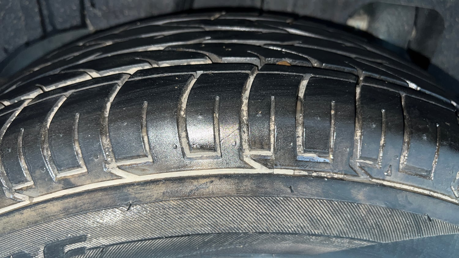 Used 2022 Mahindra XUV 300 W8 (O) 1.2 Petrol AMT Petrol Automatic tyres RIGHT REAR TYRE TREAD VIEW