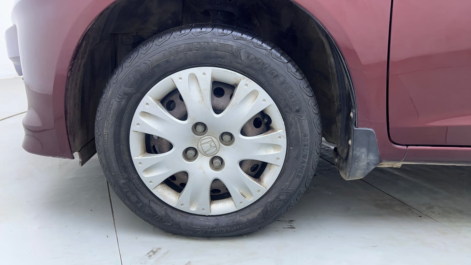 Used 2014 Honda Amaze 1.2 S AT i-VTEC Petrol Automatic tyres LEFT FRONT TYRE RIM VIEW