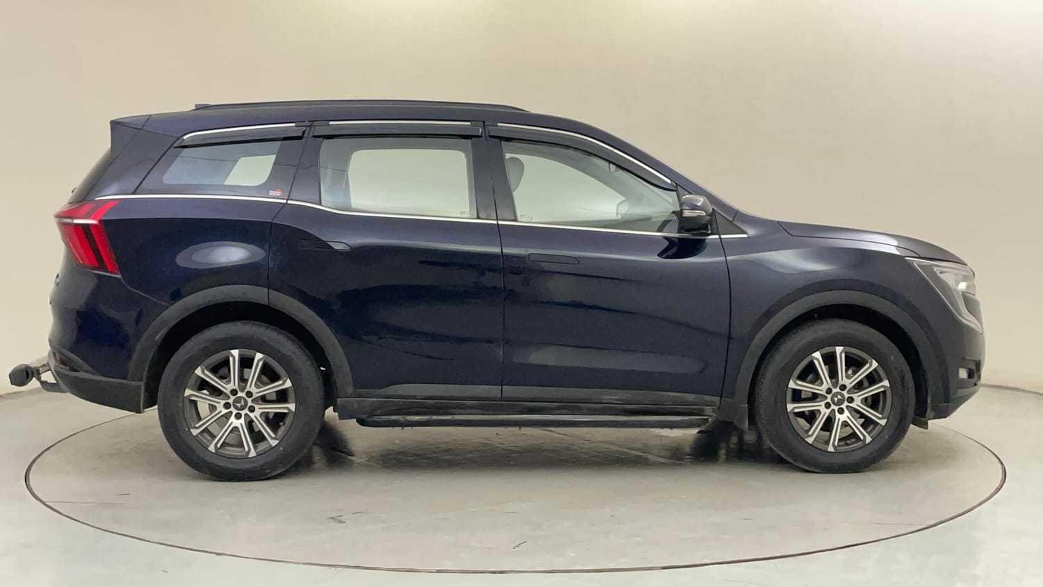 Used 2022 Mahindra XUV700 AX 7 Diesel MT 7 STR Diesel Manual exterior RIGHT SIDE VIEW