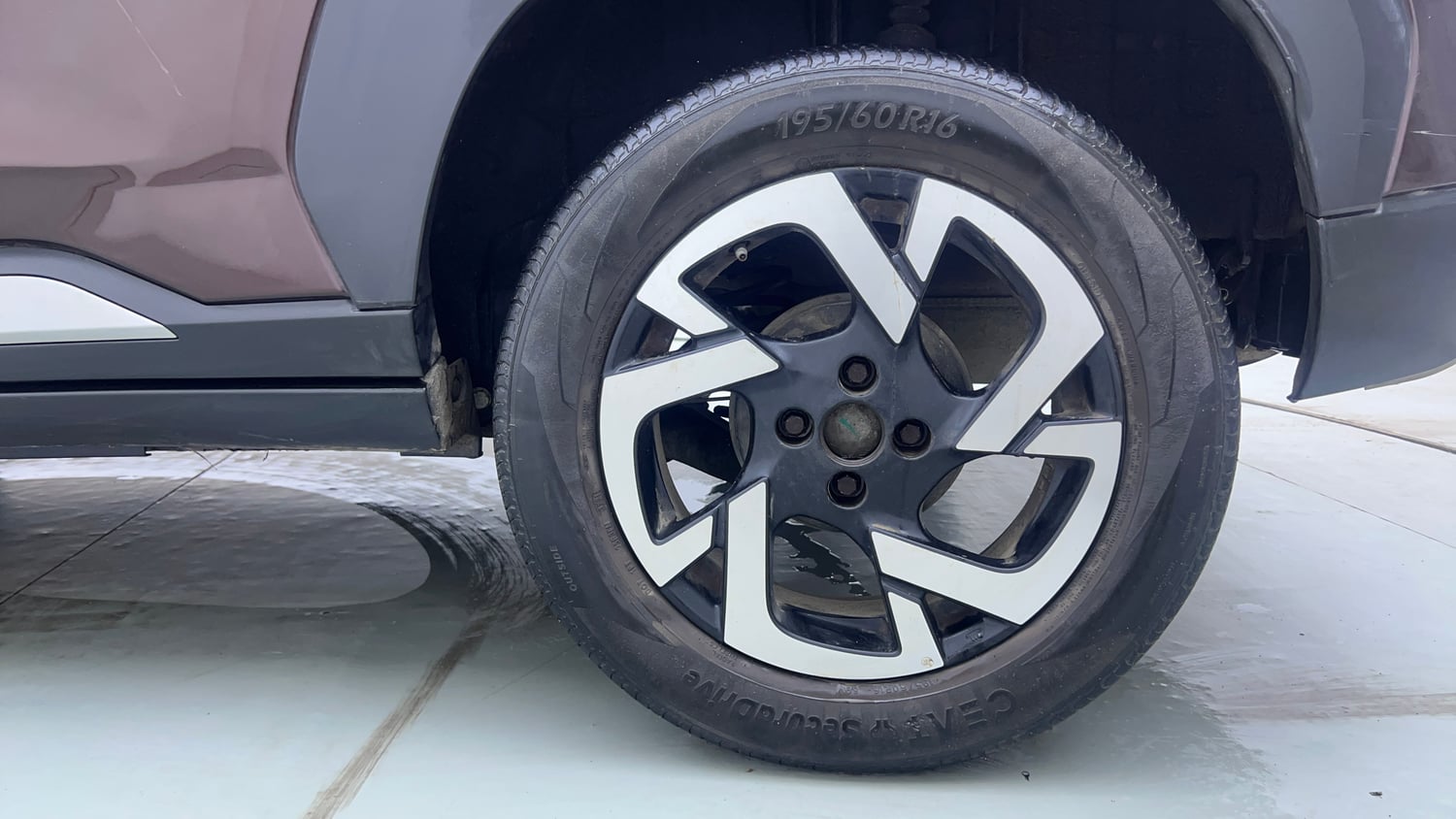 Used 2021 Nissan Magnite XV Premium Turbo CVT Petrol Automatic tyres LEFT REAR TYRE RIM VIEW