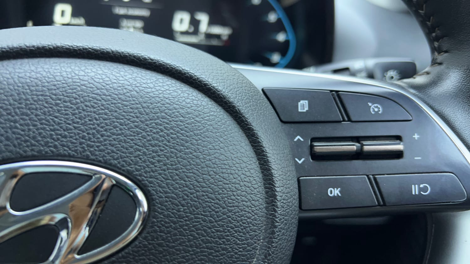 Used 2022 Hyundai i20 Asta (O) 1.2 IVT Petrol Automatic top_features Cruise control