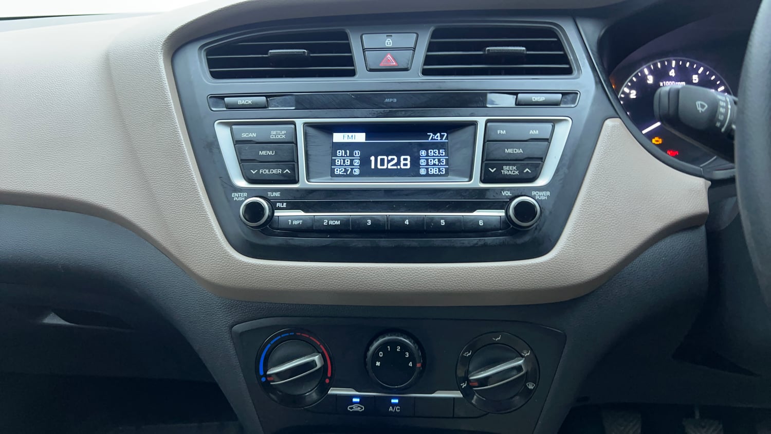 Used 2017 Hyundai Elite i20 Magna Executive 1.2 Petrol Manual top_features Integrated (in-dash) music system