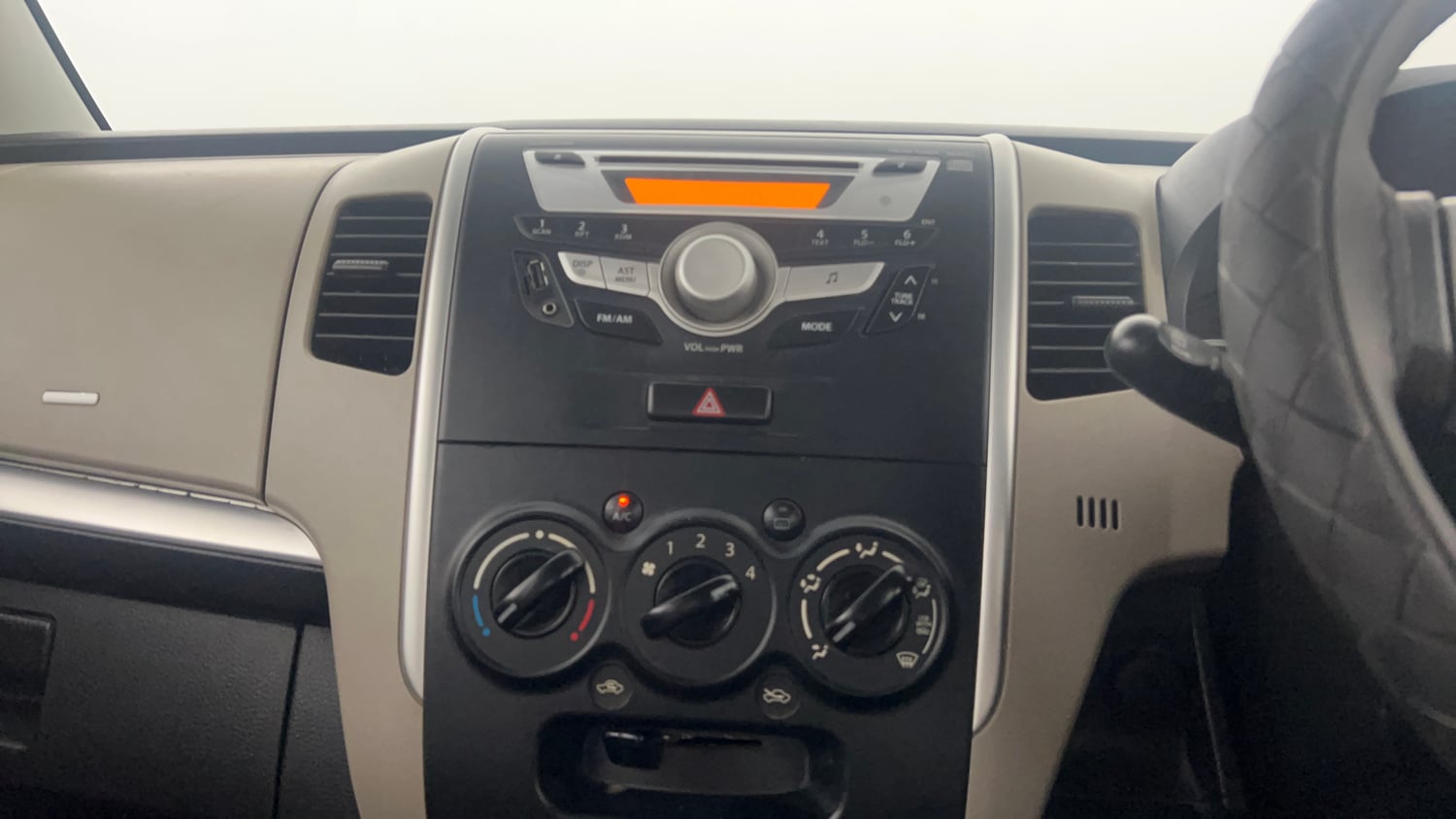 Used 2015 Maruti Suzuki Wagon R VXI Petrol Manual interior MUSIC SYSTEM & AC CONTROL VIEW