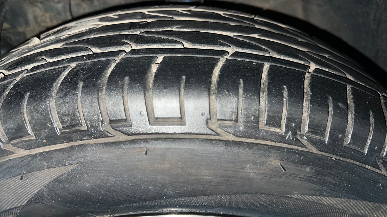 Used 2022 Mahindra XUV 300 W8 (O) 1.2 Petrol AMT Petrol Automatic tyres LEFT FRONT TYRE TREAD VIEW