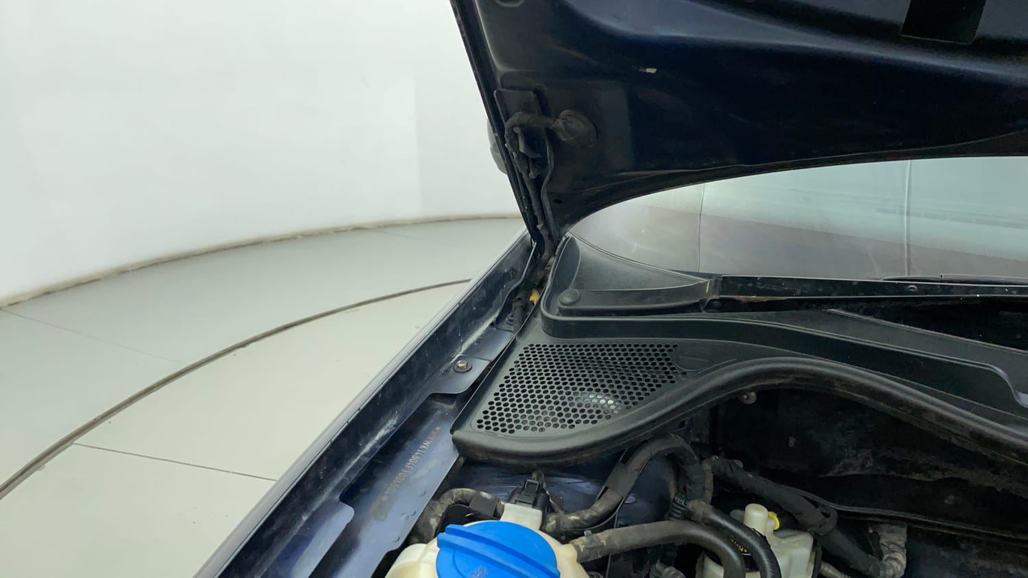 Used 2014 Volkswagen Polo Highline1.2L (P) Petrol Manual engine ENGINE RIGHT SIDE HINGE & APRON VIEW