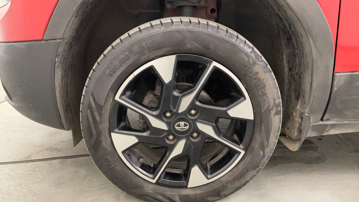 Used 2023 Tata Punch Creative Dual Tone AMT Sunroof Petrol Automatic tyres LEFT FRONT TYRE RIM VIEW