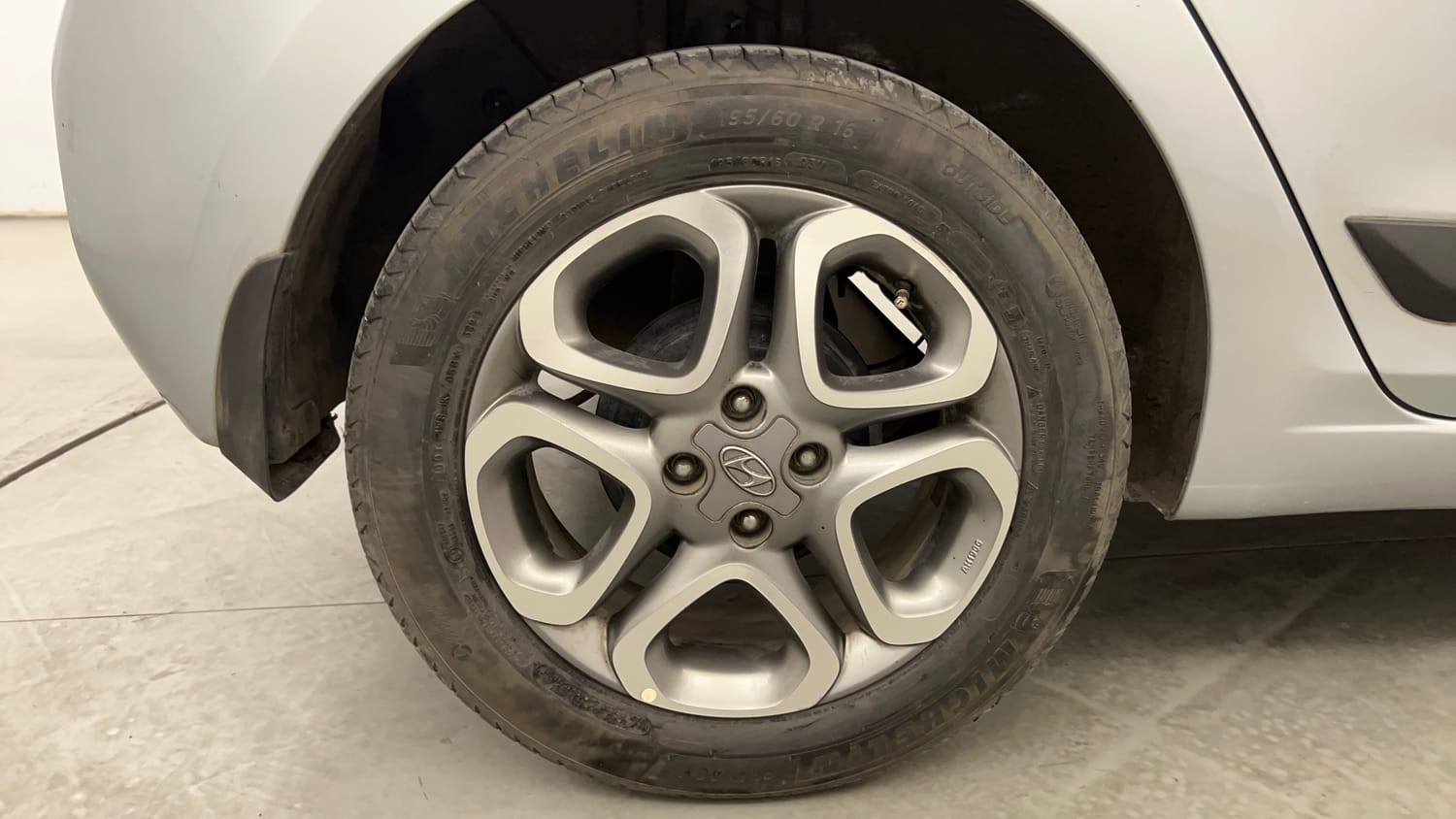 Used 2019 Hyundai Elite i20 Asta 1.2 (O) Petrol Manual tyres RIGHT REAR TYRE RIM VIEW