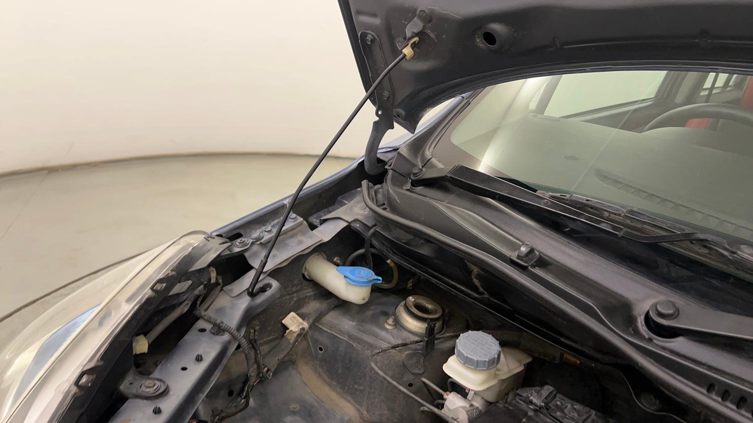 Used 2014 Maruti Suzuki Wagon R VXI Petrol Manual engine ENGINE RIGHT SIDE HINGE & APRON VIEW